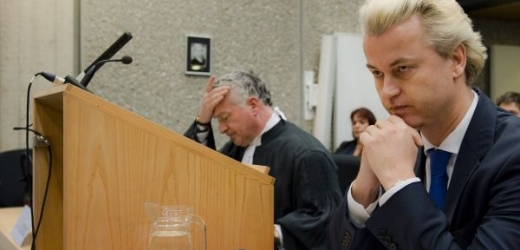 Geert Wilders v soudní síni.