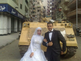 Svatební foto před tankem.