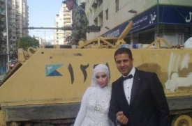 Svatební foto před tankem.