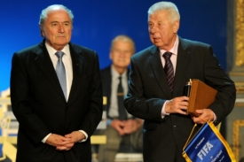 Sepp Blatter při gratulaci Josefu Masopustovi.