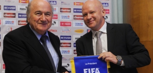 Šéf FIFA Sepp Blatter (vlevo) a předseda ČMFS Ivan Hašek.