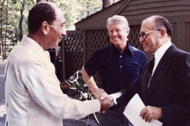 Mírová smlouva v Camp Davidu roku 1979: Anvar Sadat, Jimmy Carter, Menachem Begin.