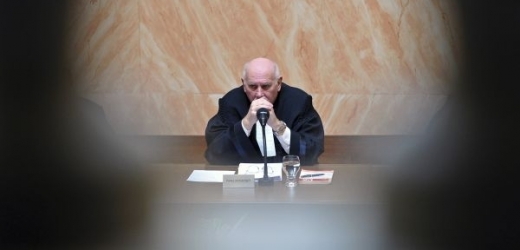 Předseda Ústavního soudu Pavel Rychetský během jednání.