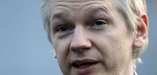 Spoluzakladatel WikiLeaks Julian Assange čelí obvinění ze znásilnění.