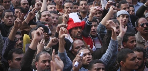 Tisíce lidí demonstrují už druhý týden proti vládě prezidenta Mubaraka.