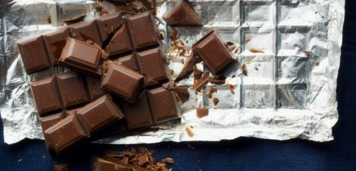 Dobrá zpráva pro čokoholiky: tmavá čokoláda je prý zdravější než ovoce.