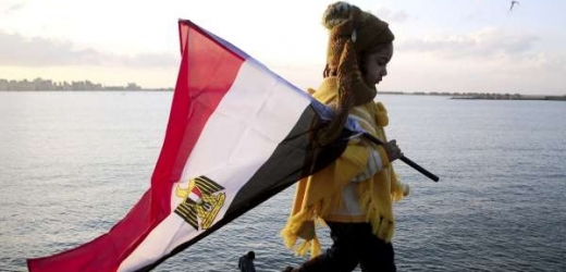 Chlapec s egyptskou vlajkou v Alexandrii. Opoziční vichr utichá.
