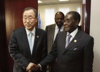 Zimbabwský prezident Mugabe (vpravo) s generálním tajemníkem OSN. Na poli AIDS získalo Zimbabwe nečekaně vítězné body.