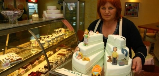 Cukrářka Tatjana Rebecová s rozvodovým dortem.