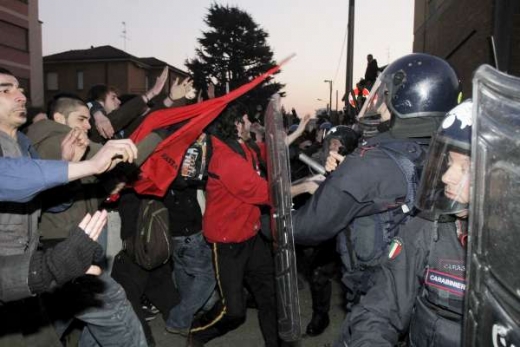 Demonstrace proti Berlusconimu nedaleko jeho vily v Arcore.