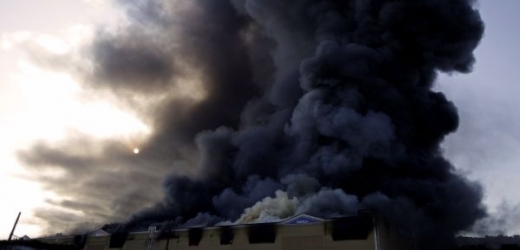 V plamenech a hustém dýmu zahynulo osm lidí (ilustrační foto).