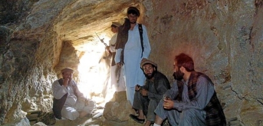 Bin Ládin se se svými strážci skrýval v úkrytu v horách Tora Bora.