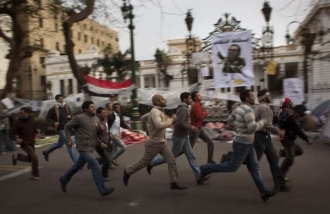 Demonstranti joggují na náměstí Tahrír v Káhiře.