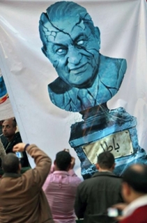 Hroutící se Mubarakův pomník.