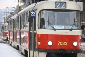 Nová tramvaj Škoda 15T má nahradit staré tramvaje Tatra T3 (na snímku).