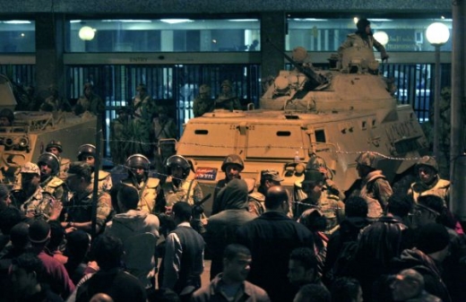 V ulicích Káhiry to v noci vřelo, lidé nocovali v provizorních stanech.