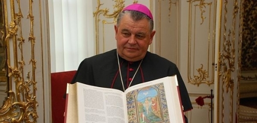 Dominik Duka se zlaceným vydáním Jeruzalémské bible.