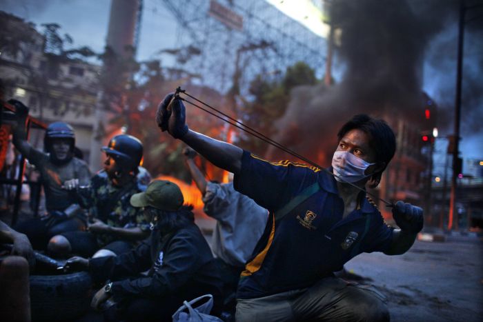 Druhé místo v kategorii Spot News Stories získal francouzský fotograf Corentin Fohlen za snímek protivládního demonstranta v Bangkoku.
