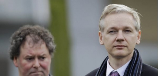 Assange (vpravo) stále čeká, jak britský soud rozhodne o vydání do Švédska.