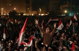 Egypťané oslavují prezidentovu abdikaci.