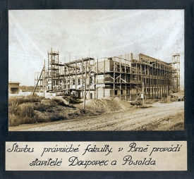 Výstavba brněnské univerzity po roce 1919. Snímek z archivu Masarykovy univerzity.