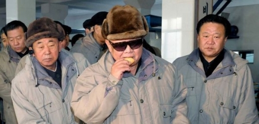  Kim Jong Il na prohlídce v továrně na sušenky (Sariwon, Severní Korea).