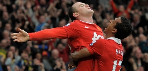Wayne Rooney (vlevo) oslavuje vítězný gól.