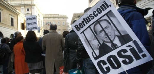 Demonstranti požadují demisi Berlusconiho.