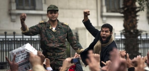 Egyptský voják uklidňuje slavící dav.