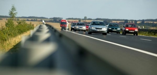 Malá drsnost vozovek může podle odhadu odborníků až za třetinu dopravních nehod (ilustrační foto).