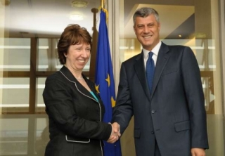 Je to lump, ale náš. Šéfka diplomacie EU Ashtonová s kosovským premiérem Thaçim.