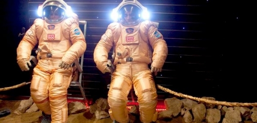 Dvojice astronautů vystoupí ve skafandrech na napodobeninu marsovského povrchu.