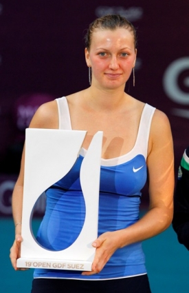 Petra Kvitová s trofejí pro pařížskou vítězku.