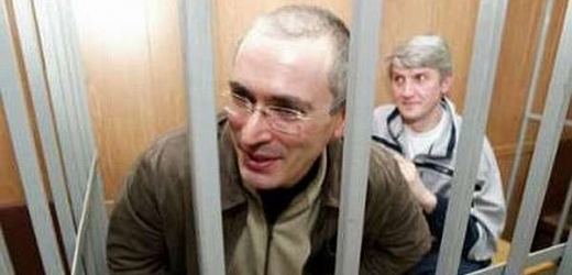 Chodorkovskij před soudem roku 2005.