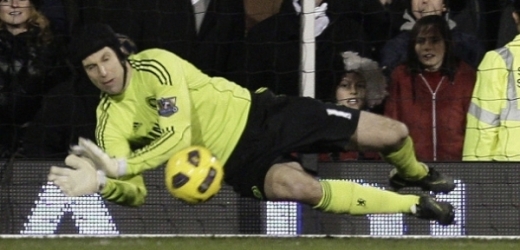 Brankář Petr Čech lapil v závěru utkání s Fulhamem penaltu.
