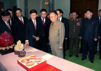 Kim Čong-il si prohlíží narozeninové dary od ruských diplomatů.