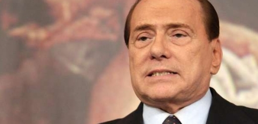 Berlusconimu v posledních týdnech tuhnou rysy.