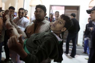 Zraněný příslušník šíitské opozice převážený do nemocnice.