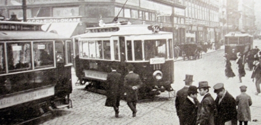Pražské tramvaje v roce 1911. Ve městě už tehdy vládl velký dopravní ruch. 