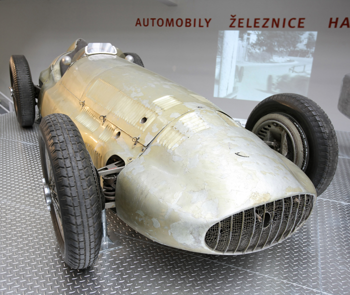 Jeden z nejdůležitějších exponátů muzea s nevyčíslitelnou hodnotou: "Stříbrný šíp" Mercedes Benz W154 z let 1938/39.