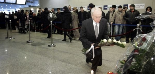Americký ambasador John Beyrle při kladení květin na letišti Domodědovo.