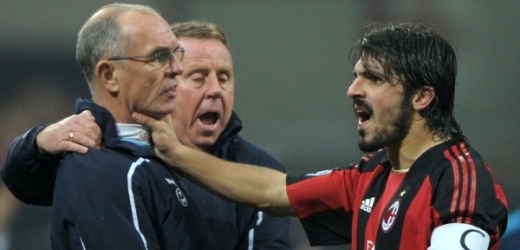 Gennaro Gattuso drží pod krkem asistenta Tottenhamu Joea Jordana.