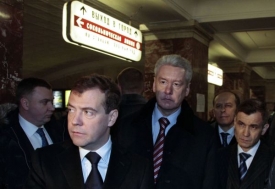 Prezident Medveděv na neohlášené inspekci bezpečnostních opatření v doprovodu moskevského starosty Sergeje Sobjanina.