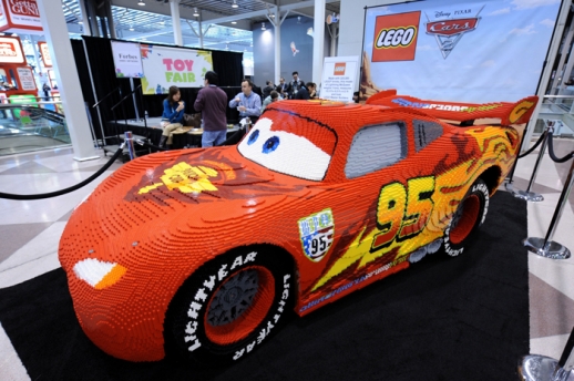 Model "Lightning McQueen" z Disneyho filmu "Auta 2" je postaven z 325 tisíc Lego kostek. Je 3,81 m dlouhý a váží 2722 kg, model trvalo postavit 2 tisíce hodin.