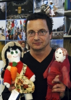 Spisovatel s manželkou přispívají každoročně tradičními panenkami na pomoc dětem.