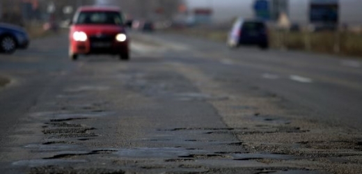 Výmoly nejsou na českých silnicích ničím mimořádným. Takže se stále hledají nové způsoby, jak s nimi bojovat (ilustrační foto).