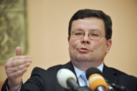Ministr Alexandr Vondra zatím nátlaku v kauze Promopro čelí.