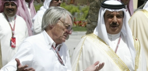 Bernie Ecclestone (vlevo) a bahrajnský král Šejch Hámid ibn Ísa al-Chalífa během loňské Velké ceny.
