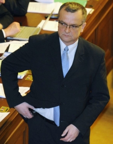 Ministr financí Miroslav Kalousek chce, aby parlament hledal vlastní rezervy.