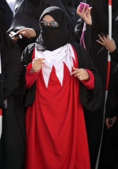 Vlajka Bahrajnu jako módní doplněk.